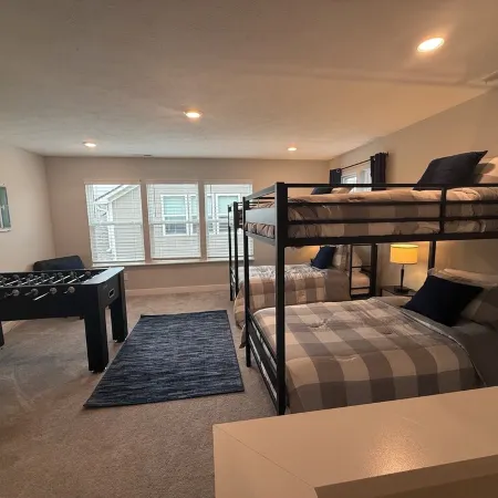Rest & Rally Retreat – Your Game Day Getaway Just 5 Minutes from Grand Park!