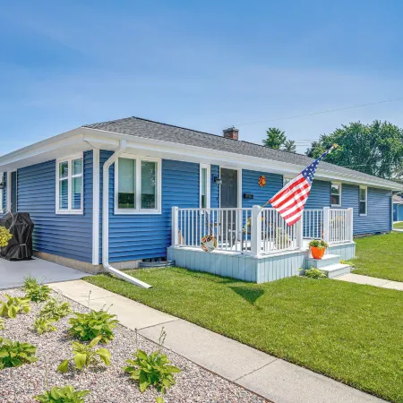2 Mi to Lake Michigan Family-Friendly Home
