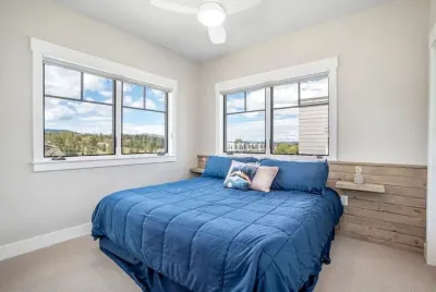 Cozy Downtown Condo with Jacuzzi 5 Min from Resort Отели рядом с достопримечательностью «Fraser river trail - trailhead»