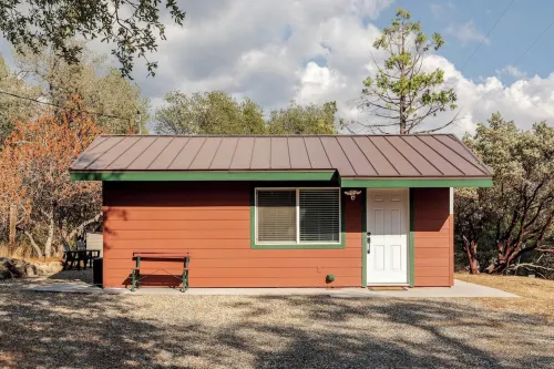 Modern Cabin with Private Jacuzzi - Casa de Manzanita Hotels in Ahwahnee