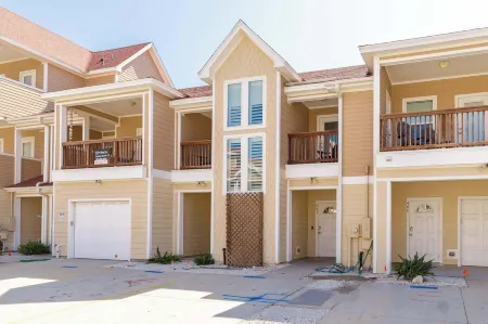 Fun 4 Bedroom Resort Pool Sleeps 12