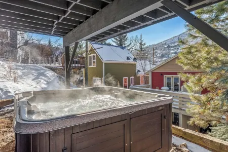 Mainstreet Masterpiece Stunning Views!