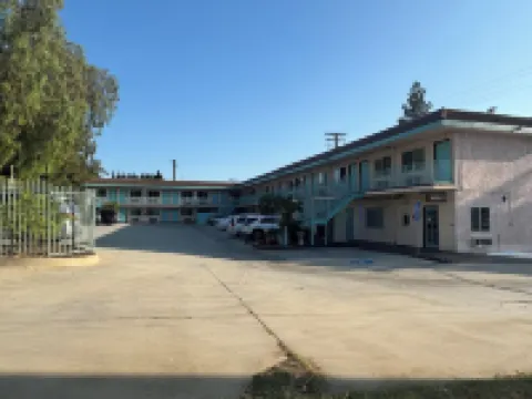 ออล 8 โมเทล โรงแรมในอาซูซ่า