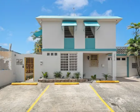 Levittown Onyx: A Jazzy 2-Bedroom Apartment in Toa Baja with WiFi, AC Hotels in Levittown