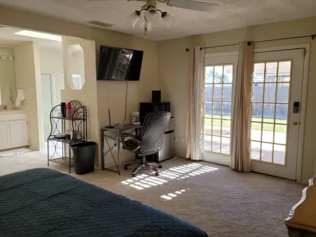 Charming 1-bedroom suite with AC, WiFi in marvelous Odessa