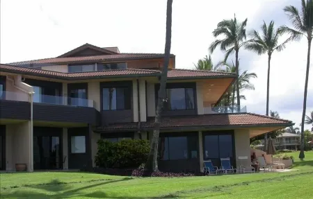 Beachfront  / Corner  / Renovated / 2nd floor condo unit: F-204 Отели рядом с достопримечательностью «Онелоа Бич»