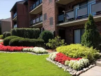 Spacious 2Br Apartment w/ Balcony • Free Parking • Near Upmc Hotels in Monroeville