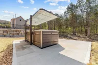 Private Heated year around Endless Swim pool & Hot Tub, Media Theater room NEW!