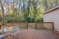 Fenced Yard and Cozy Outdoor Hangout - Spacious Stylish Escape 잭슨 뷰 공원 주변 호텔