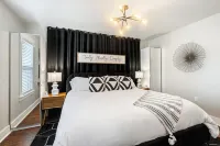 Poppy & Rye Cottage; one block from Magnolia, walkable to everything! - 4-Star