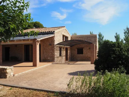 House with garden, basketball, tennis. Close to the sea and the mountain. Families