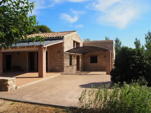 House with garden, basketball, tennis. Close to the sea and the mountain. Families