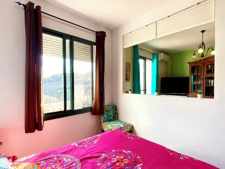 Quiet apartment with stunning mountain, river and sea views