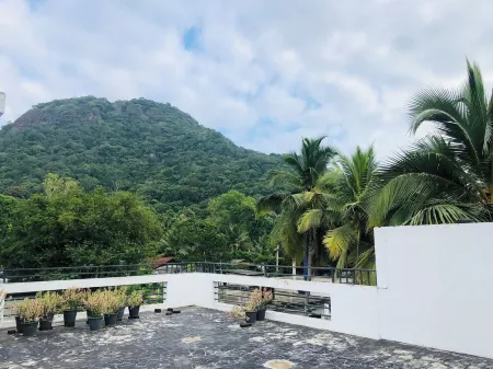 White Square Home-stay Отели в г. Монерагала