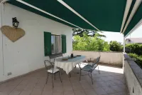 La Quercia: apartment with pool, garden, parking, WiFi, pets allowed Hotels in Montalto di Castro