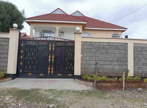 Luxurious newly constructed 4 bedroom (all en-suite) Maisonette