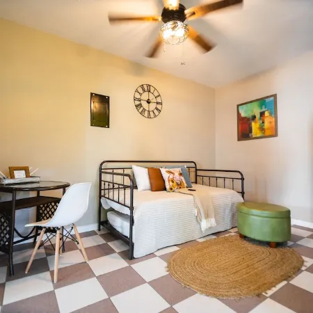 Sunny Hillside View • Fast WiFi • Quick Drive Town