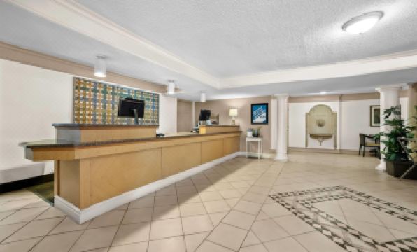 Howard Johnson by Wyndham Columbus Fort Moore