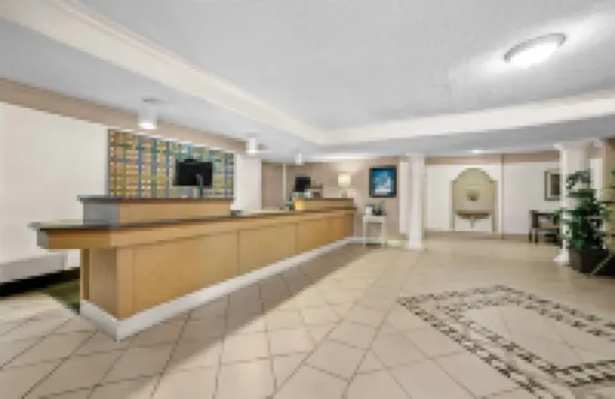 Howard Johnson by Wyndham Columbus Fort Moore