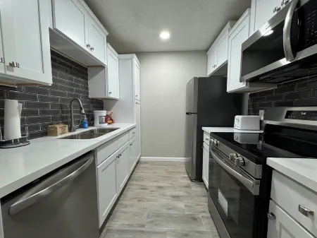 Glenmeadow Retreat 2BR Sleeps 6!