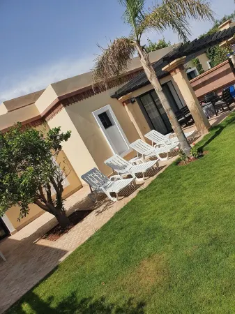 Villa 2 Chambre Avec Piscine Privée pas de vis à vis Отели в г. Тарудан