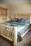 Cozy Two Bedroom Apartment 5 Minute Walk to Town!