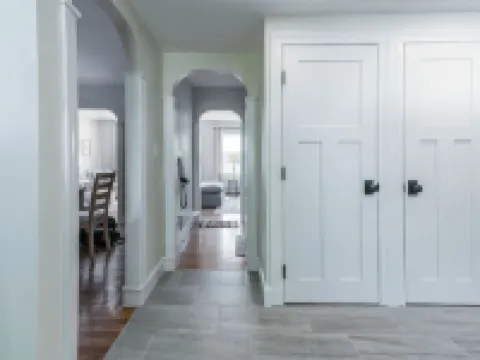 Beautifully Remodeled Colonial Charmer - 3 Bed, 2 Bath Near Tuscan Village! Hoteles en Salem