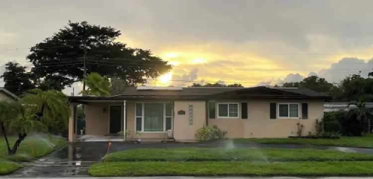 Family friendly 3bed, 2bath house with WiFi, AC, Pool. 6mi-beach, 13mi-airport