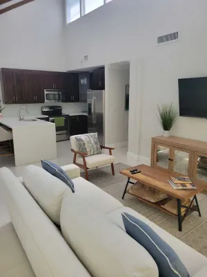 Charming 2-bedroom, 2-bath townhome in the vibrant Dadeland area of Miami. Hotels in Sunset