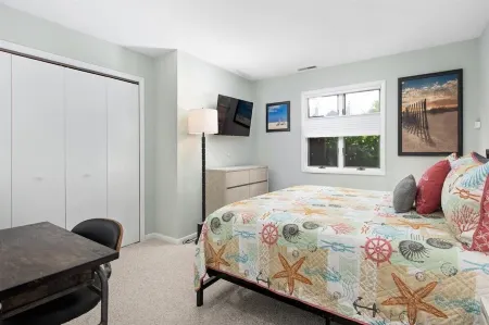 Coastal Chic 2BR Condo w/ Community Pool, Walk to Restaurants Отели в г. Рехобот-Бич