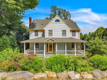 Charming Colonial in the Heart of Mystic