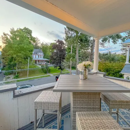 “The Allen House” Charming 3-Bed / 2-Bath Sleeps 8. Fantastic location in Albany