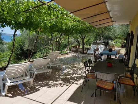 Vacation home Nella, directly by the sea