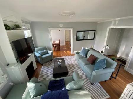 King Bed in 2-bedroom house in lovely Ferndale with AC