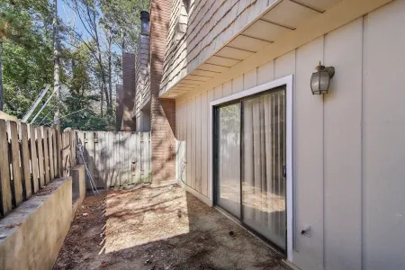 Nice 3 Bed townhome with in Morrow conveniently located/ Free Wi-Fi !!!