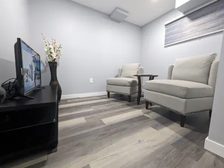 Home away from home! Entire basement suite with privacy and driveway parking! Отели рядом с достопримечательностью «Университет Брендона»