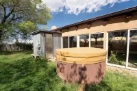Northstar, a 4 bed house with pool, sauna, hot tub, in enchanting Arroyo Seco. Hotels in Arroyo Seco