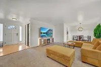 Spacious 5BR Retreat w/ Sunshine & Lush Green near Bellevue, Seattle and Airport