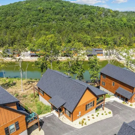 Cozy Lakeside Cabin, Close to Hollister: Outdoor/Indoor Pool, Hot Tub on Deck!
