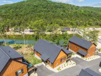 Cozy Lakeside Cabin by Branson: Outdoor/Indoor Pool, Hot Tub on Deck!