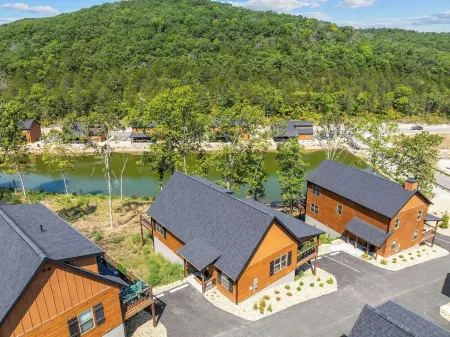 Cozy Lakeside Cabin, Close to Hollister: Outdoor/Indoor Pool, Hot Tub on Deck!