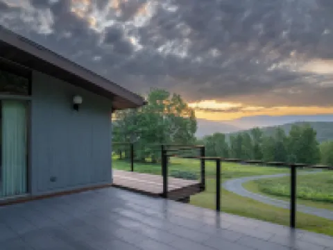 Secluded 4 bedroom home with sweeping mountain views in Williamstown Hotels in Williamstown