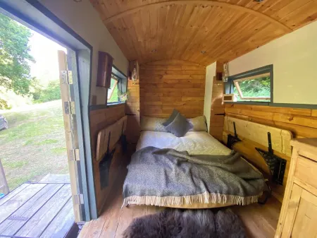 Dingle Glenn secluded woodland cabin Отели в г. Вудленд