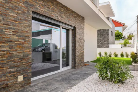 Family house with pool & garden