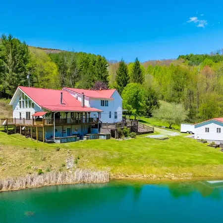 Spacious 5-bedroom house w/ fishing pond, WiFi, hot tub in Grayson Co Mountains