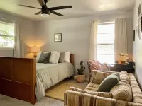Cozy mid-century rambler - Short drive to the Alamo & River Walk! Hotels in Windcrest
