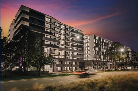 The Hamptons - Luxurious Fully Furnished 2 Bedroom Central Location