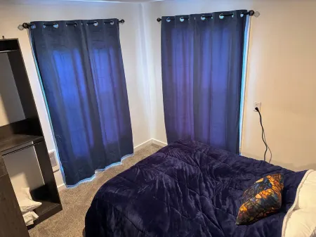 Hogwartz "House Ravenclaw" Themed 2-bd, 1-ba upstairs apartment.