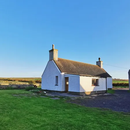 Cosy Highland retreat with countryside and sea views.