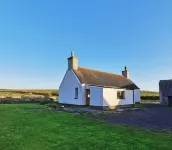 Cosy Highland retreat with countryside and sea views.